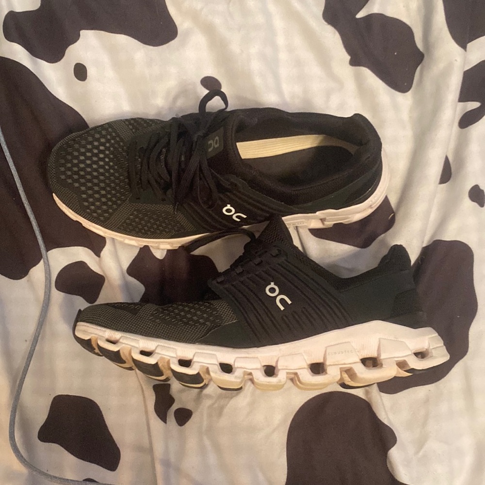 On cloud Black shoes- Size woman 10.5